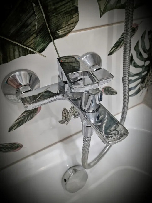 Смеситель для ванны Haiba HB60176 с душевым гарнитуром (латунь) хром