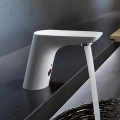 Электронный смеситель для раковины KLUDI BALANCE хром белый 5210091