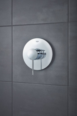 Смеситель однорычажный для душа GROHE Essence, круглая розетка, хром (24057001)