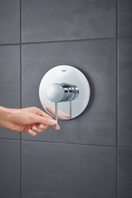 Смеситель однорычажный для душа GROHE Essence, круглая розетка, хром (24057001)