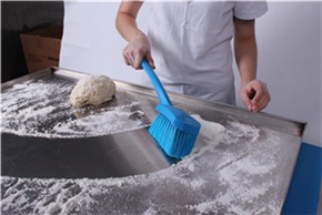 Щётка с длинной ручкой, мягкая, синяя, 415 мм, мягкий ворс, синий цвет