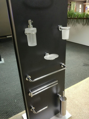 Colombo BASIC B9332 дозатор для жидкого мыла настенный, хром/стекло